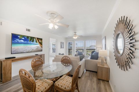 Beachhead 502 dining table area