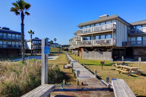 Beachhead condo grounds