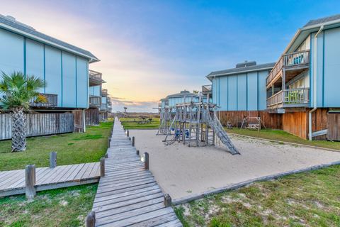 Beachhead poolside seating