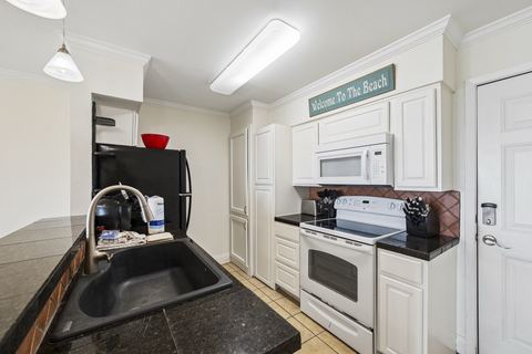 Beachhead 503 kitchen